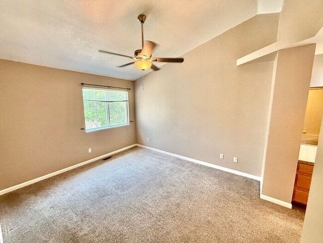 Building Photo - 3 Bedroom 2.5 Bath Townhome with 1 car gar...