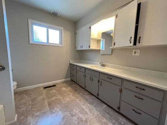 Building Photo - 530 SE 12th Ave