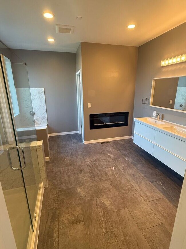 Building Photo - Stunning 4-bedroom, 3-bathroom home