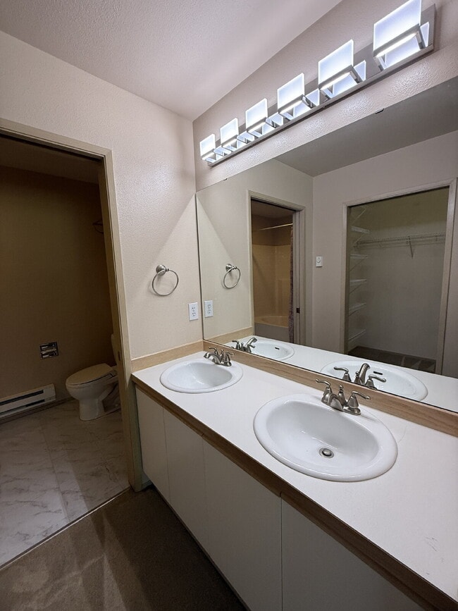 Building Photo - The Lakes @ Kent Community Condo Unit Avai...