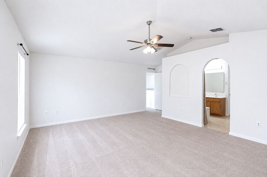 Building Photo - 6136 NW Gaylord Terrace