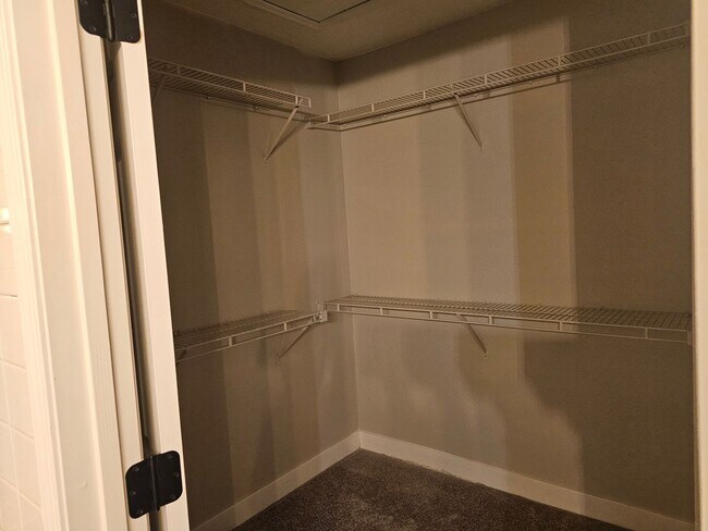 Building Photo - Beautiful Townhome For Rent