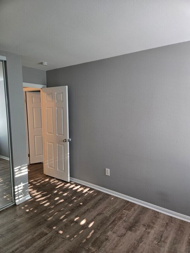 Building Photo - 2 Bedroom 1 Bathroom Condo