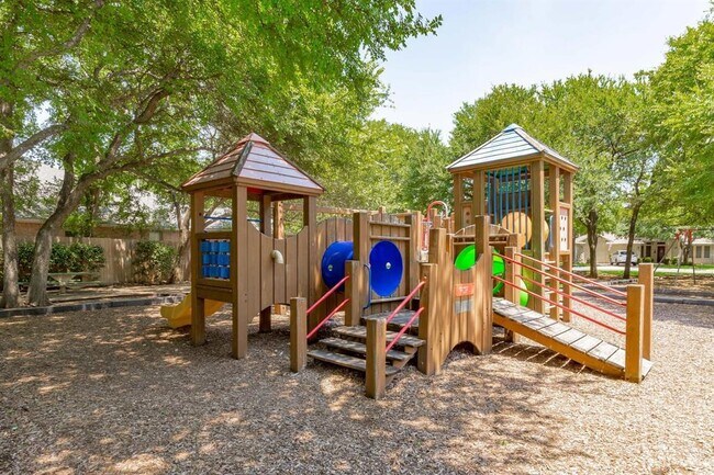 Building Photo - 3019 Plantation Dr
