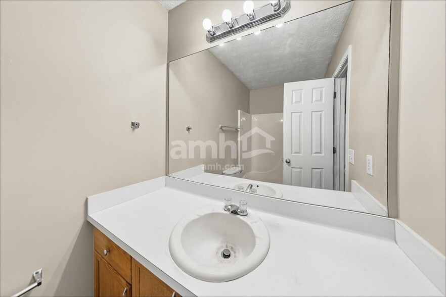 Building Photo - 624 Glendale Forest Dr