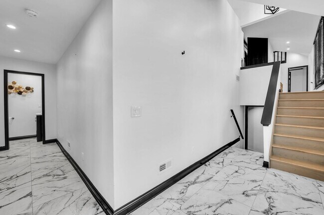 Building Photo - 15160 W Oak Spring Rd