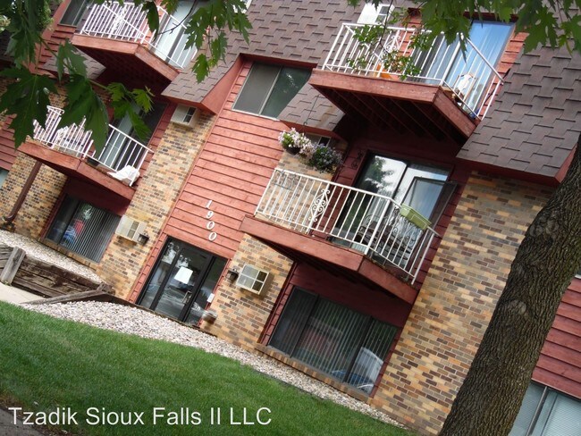 Building Photo - 2 br, 1 bath Apartment - 1900 W 6th St.