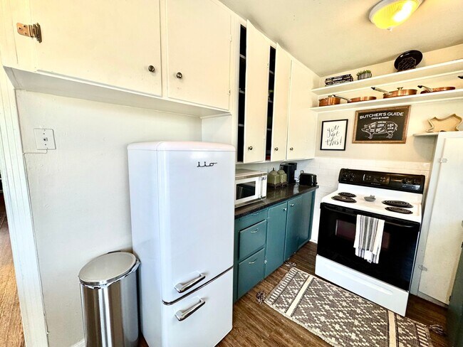 Building Photo - Blue Wall Oasis Mid-Term Rental 2/1 with a...