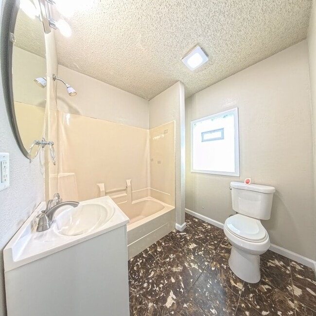 Building Photo - Spacious 2 Bedroom 2 Bath Home