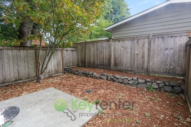 Building Photo - 3-Bedroom Beauty with Fenced Yard and Flex...