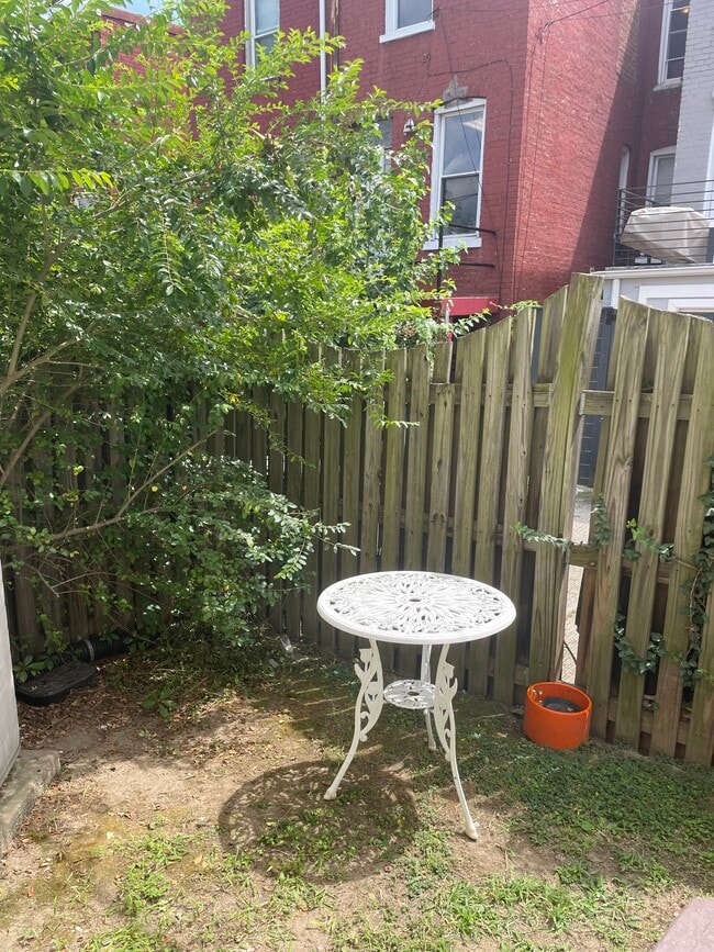 Building Photo - 550 Hobart Plz NW