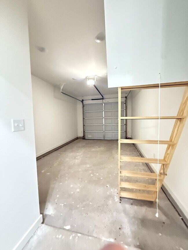 Building Photo - Brand New Stunning Town-Home!