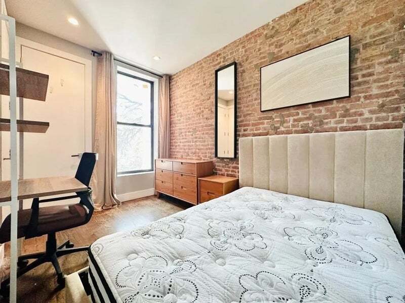 Building Photo - Furnished room/NOT APARTMENT