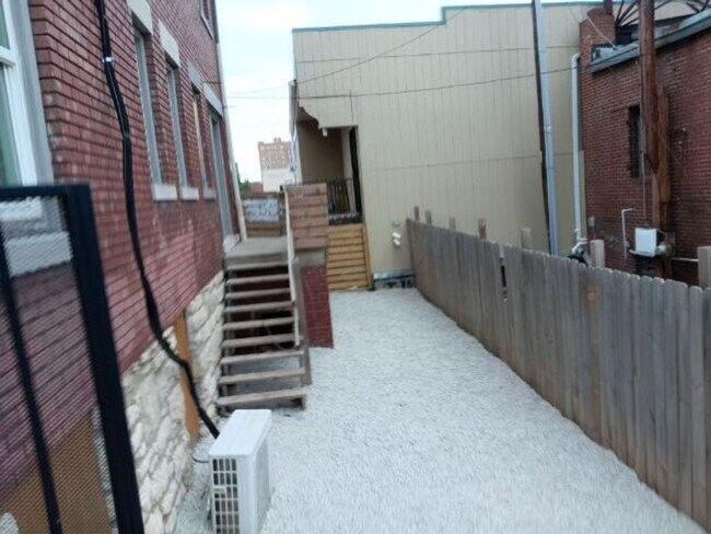 Building Photo - Comfortable 1 bedroom condo unit in KCMO!