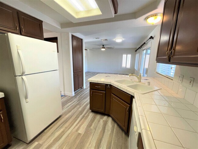Building Photo - Two Oversized Rooms is what you looking for!
