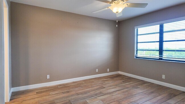 Building Photo - 4640 Lucerne Lakes Blvd W