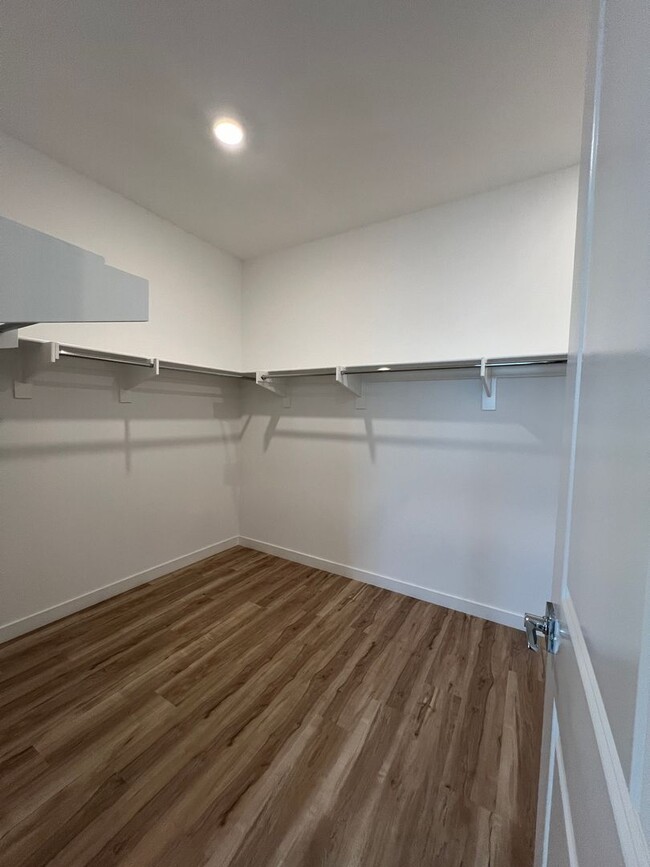 Building Photo - Gorgeous *BRAND NEW* Townhome in Midtown V...