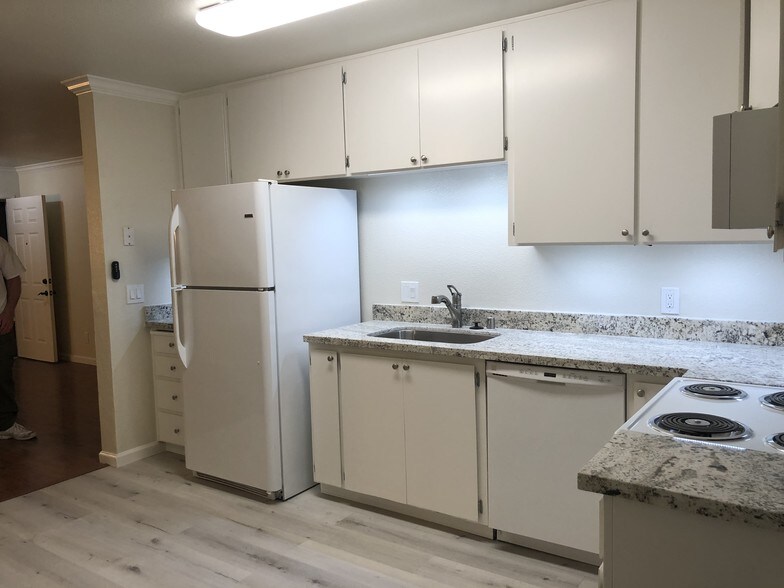 Upgraded kitchen - 375 N M St