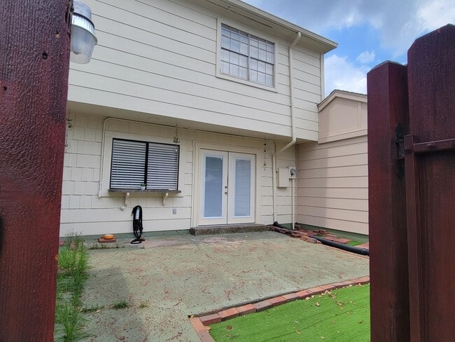 Building Photo - 10813 Sandpiper Dr