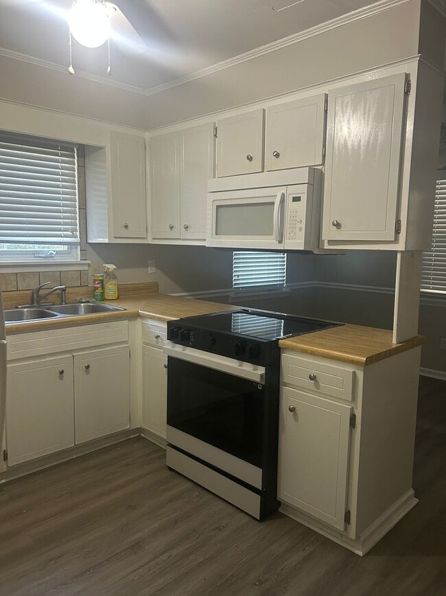 Building Photo - Cozy townhouse
