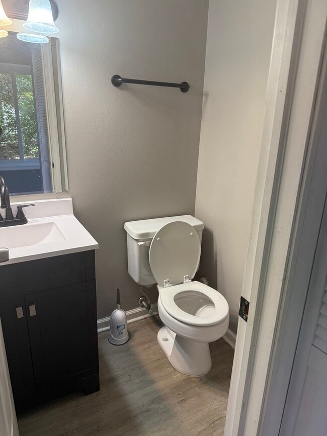 Building Photo - 1319 Kingsbury Dr