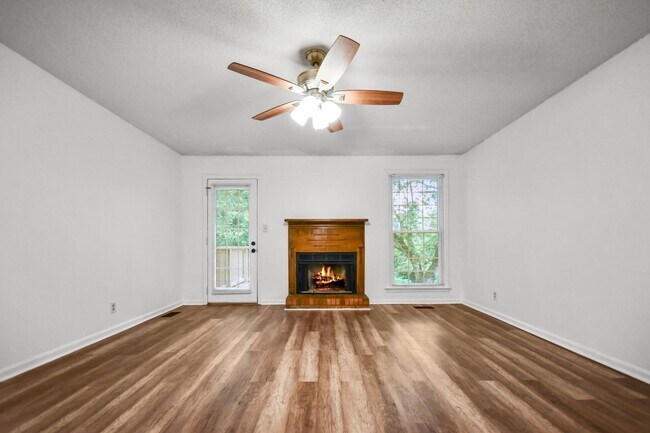 Building Photo - Two Bedroom in Sango!