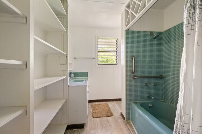 Building Photo - 3 Bed / 1.5 Bath house with carport Parking.