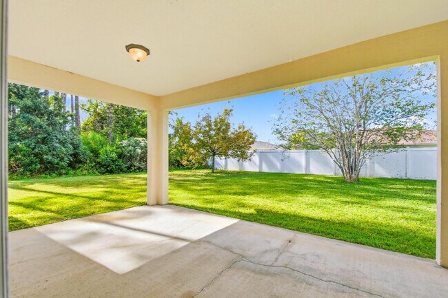 Building Photo - Close to Town Center and Shopping