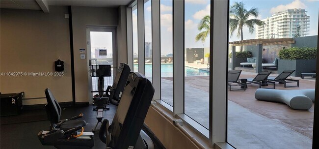 Building Photo - 1750 N Bayshore Dr