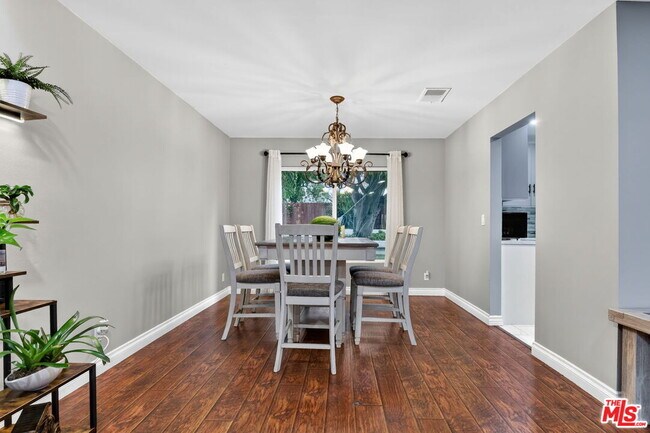 Building Photo - 2148 Elmdale Ave