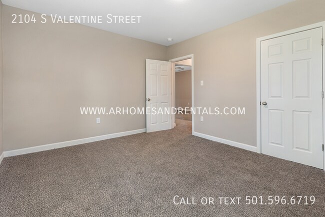 Building Photo - 2104 S Valentine St