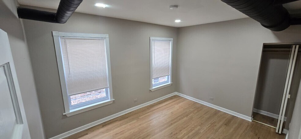 Building Photo - 5336 W Foster Ave