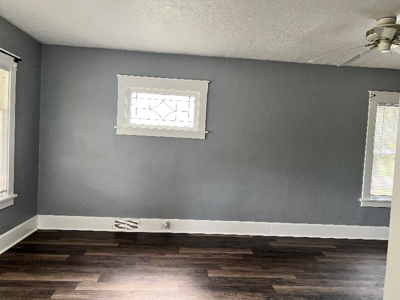 Building Photo - 104 Charles Ave