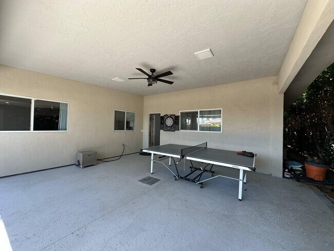 Building Photo - 725 S Mountain View Dr