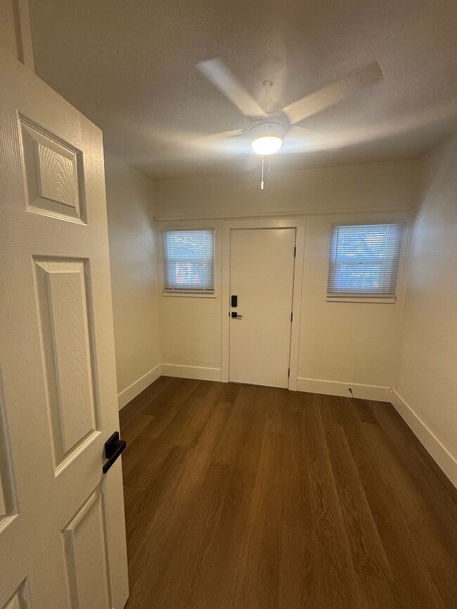 Building Photo - CHARMING 2 BED 1 BATH HOUSE WITH NEW FLOOR...