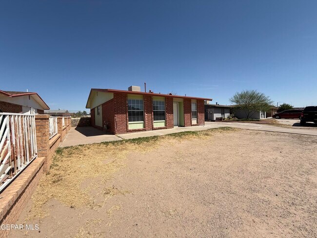 Building Photo - 955 Versailles Dr