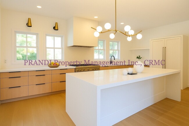 Building Photo - Classic, Modern and Private Home with Fres...