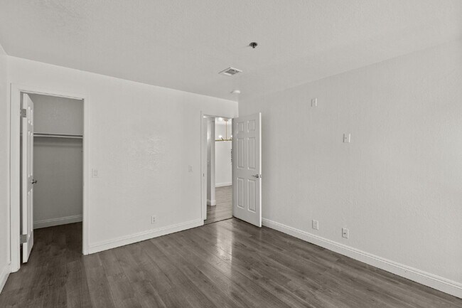 Building Photo - "Spacious 2-Bed, 2-Bath Condo Retreat in the Heart of Las Vegas!"