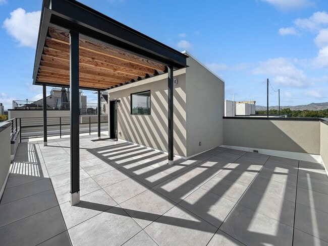Building Photo - $0 DEPOSIT OPTION. BRAND NEW 4 BED 3 BATH HOME WITH ROOFTOP DECK IN BERKELEY