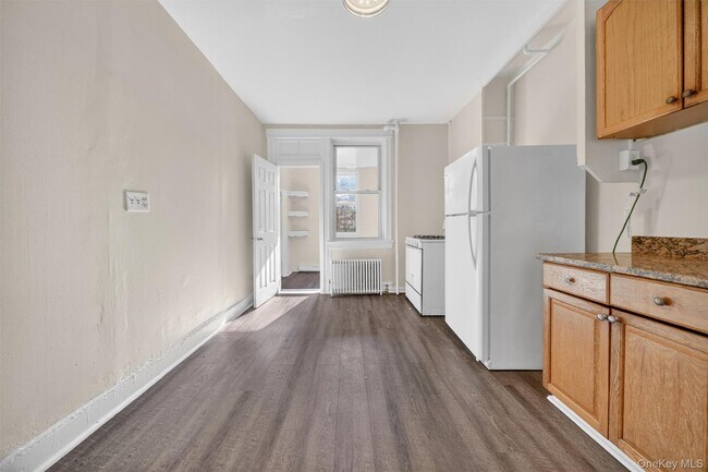 Building Photo - 74 Oak St