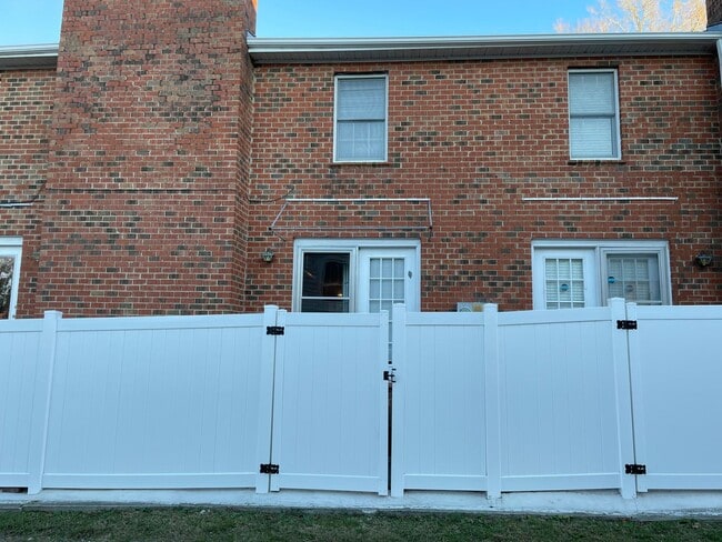 Building Photo - 2 BED, 1.5 BATH TWO STORY TOWNHOME!