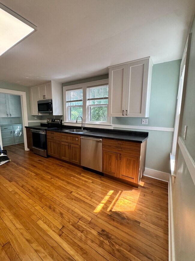 Building Photo - Spacious 4-Bedroom Home with 2 Kitchens | West Ann Arbor