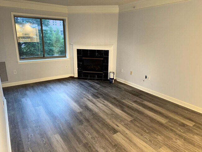 Building Photo - Updated 1BR Condo with Parking Near Virgin...