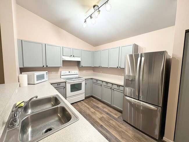 Building Photo - 2219 Silverstone Dr