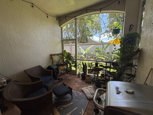 Building Photo - Two-story Upscale Townhouse located at Bel...