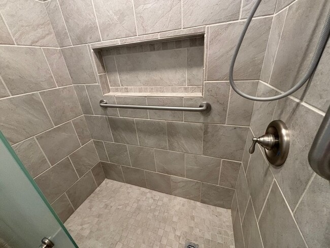 Building Photo - Remodeled Ground Level Condo off Rivermont