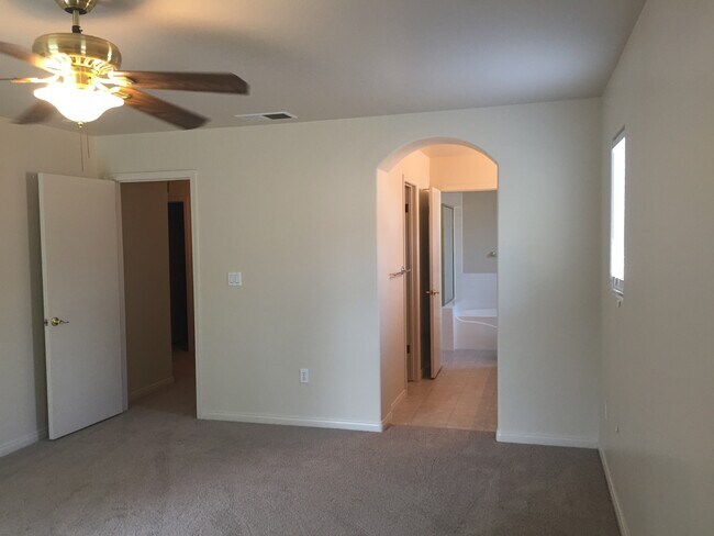 Building Photo - 5801 Roscomare St