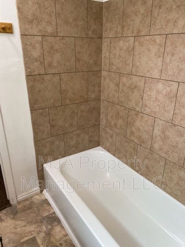 Building Photo - 352 Hampton Ave S