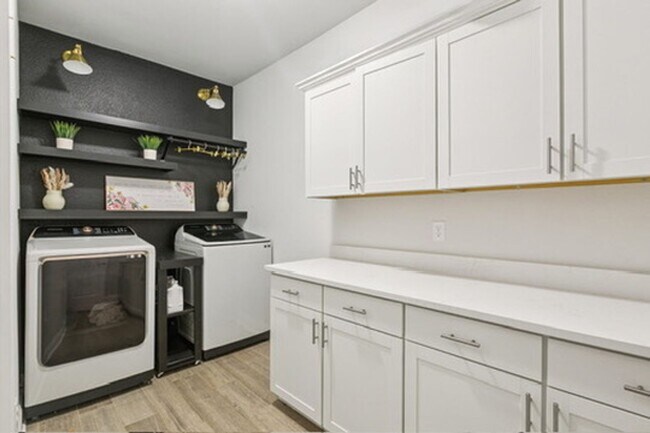 Building Photo - Bright & Spacious 4BR Home in Lake Haven –...