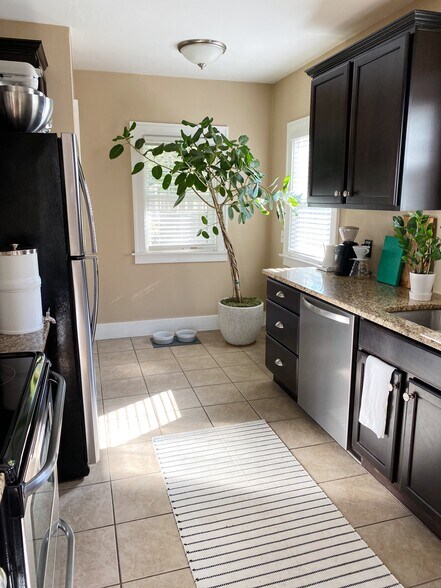 Building Photo - 1312 N Maple Ave